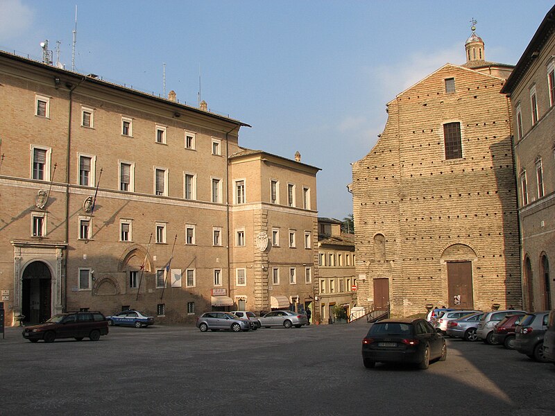 Piazza della Libertà a Macerata con il Palazzo dei Priori e il Duomo