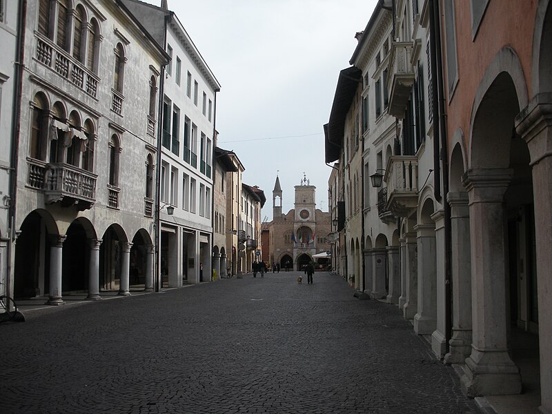 Corso Vittorio Emanuele II a Pordenone con i portici storici
